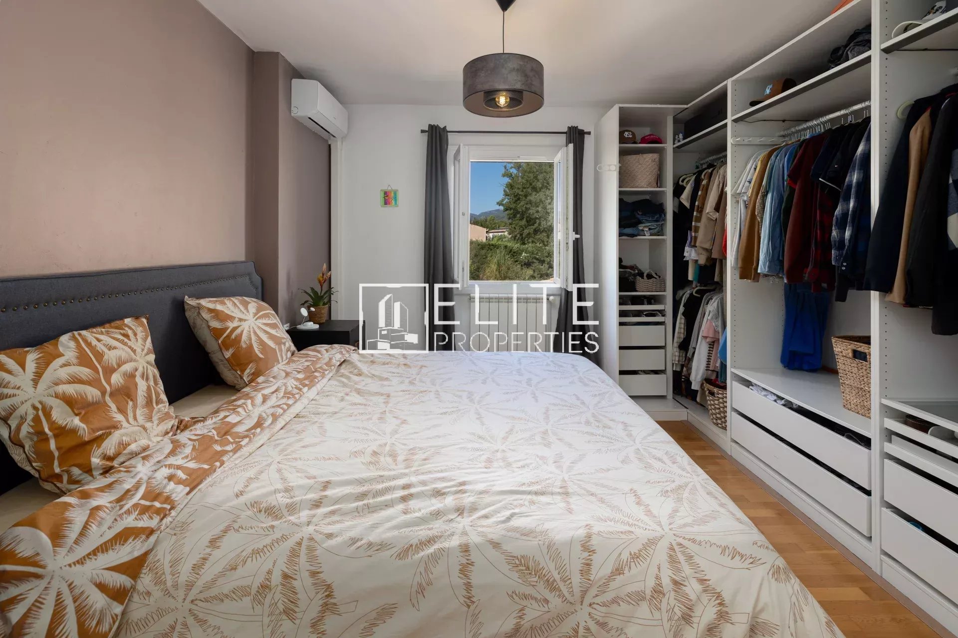 Chambre dans une villa à Fayence Chambre avec lit double et placard, décorée avec des motifs floraux, dans une villa à Fayence.
