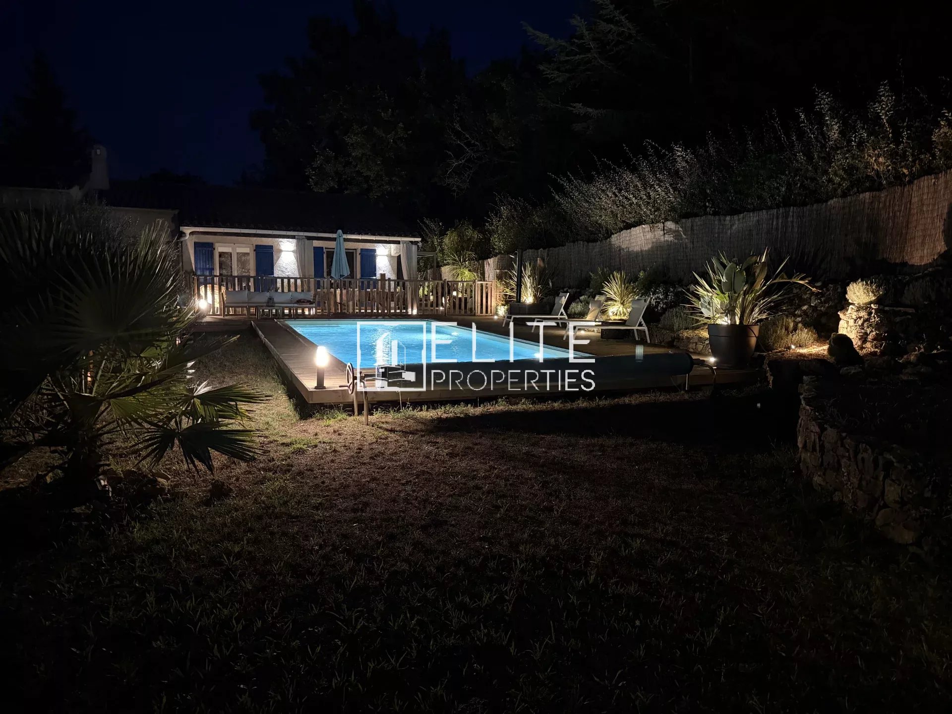 Villa à Fayence avec piscine Villa avec piscine et jardin à Fayence, éclairée la nuit.