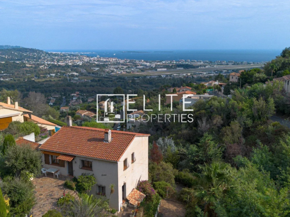 Maison à rénover à Mandelieu-la-Napoule avec vue sur la mer et les collines, terrain de 1 375 m².