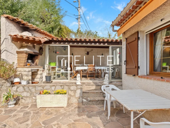 House to renovate with terrace, sea and hill views, located in Mandelieu-la-Napoule.