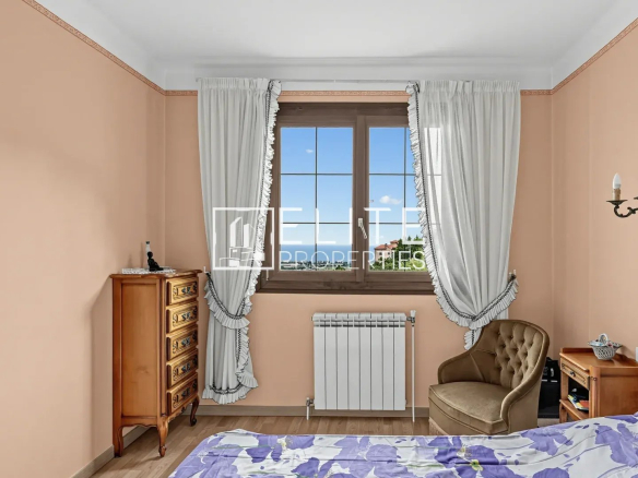 Room in a house to be renovated in Mandelieu-la-Napoule, with views of the sea and the hills.