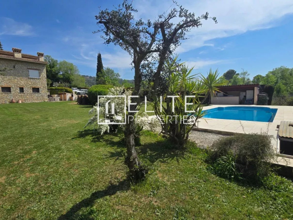 Maison en pierre avec piscine dans un jardin, vue dégagée sur les collines à Mouans-Sartoux.