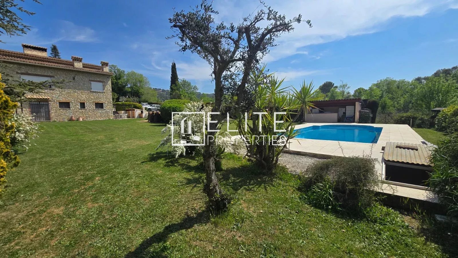 Maison en pierre avec piscine à Mouans-Sartoux Maison en pierre avec piscine dans un jardin, vue dégagée sur les collines à Mouans-Sartoux.