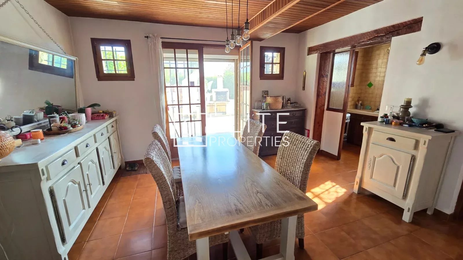 Salle à manger d’une maison en pierre Intérieur d'une maison en pierre avec une salle à manger lumineuse et des meubles en bois.