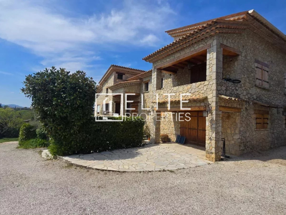Maison en pierre de 265m² avec piscine, deux appartements et studio à Mouans-Sartoux.