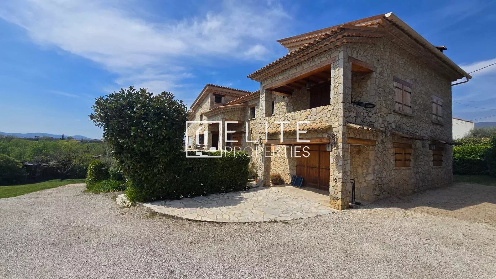 Maison en pierre avec piscine à Mouans-Sartoux Maison en pierre de 265m² avec piscine, deux appartements et studio à Mouans-Sartoux.