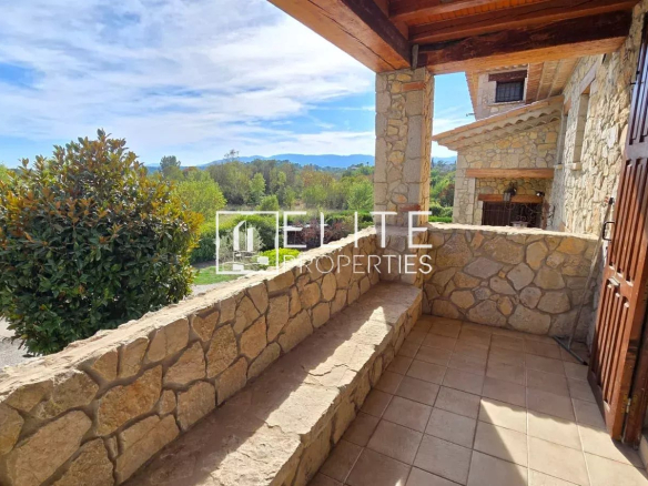 Terrasse en pierre d'une maison avec vue sur la nature à Mouans-Sartoux.