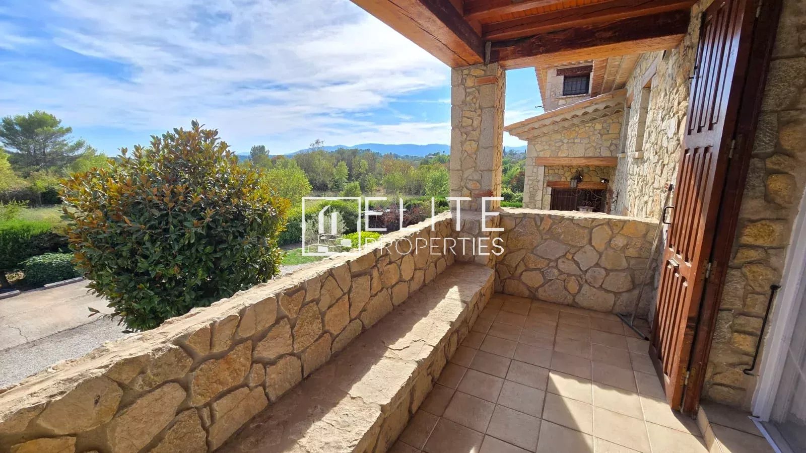 Maison en pierre avec terrasse à Mouans-Sartoux Terrasse en pierre d'une maison avec vue sur la nature à Mouans-Sartoux.