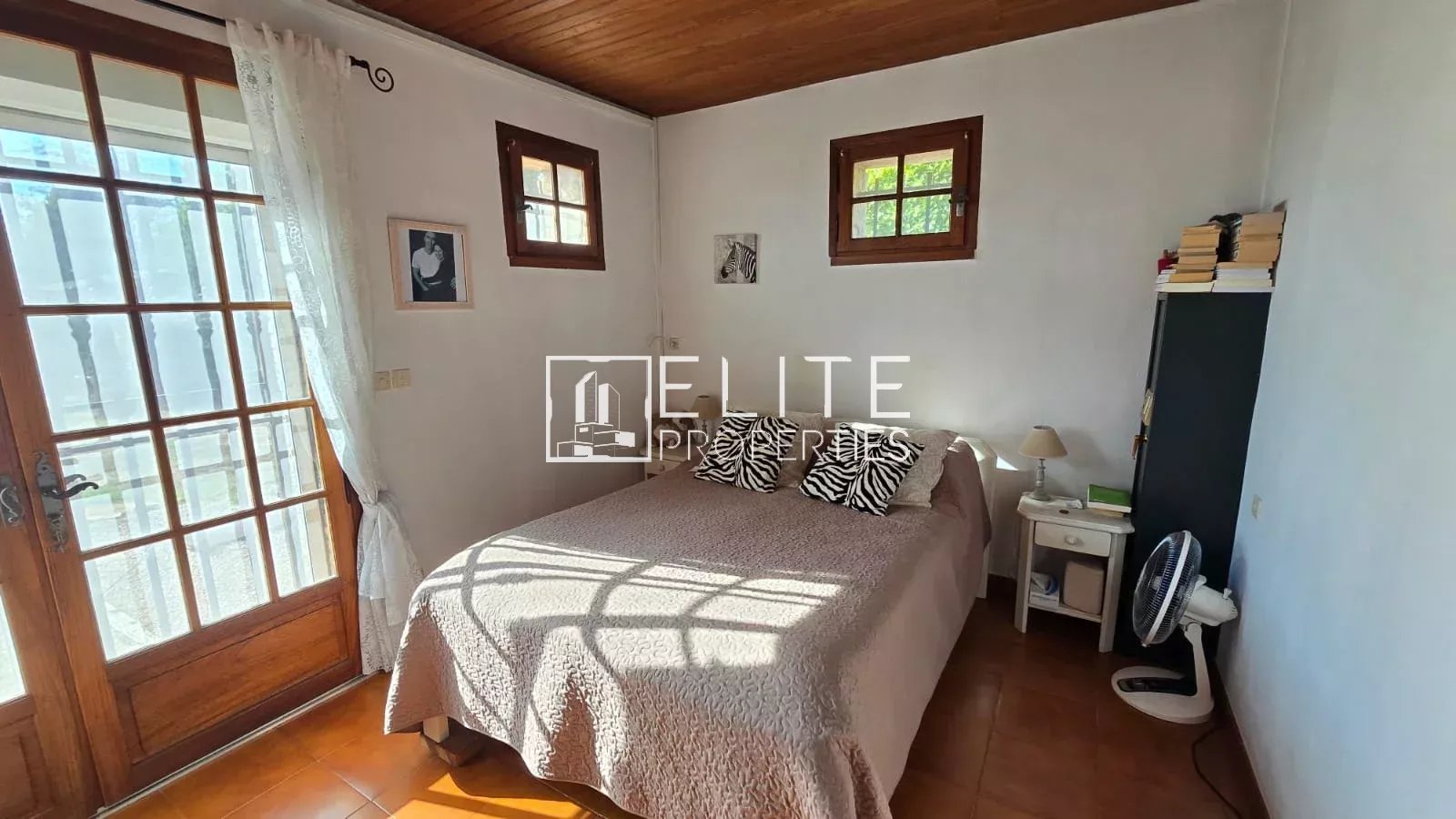 Chambre dans une maison en pierre Chambre d'une maison en pierre avec lit et fenêtres donnant sur l'extérieur.