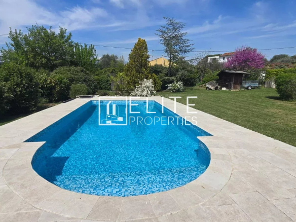 Piscine d'une maison en pierre avec jardin à Mouans-Sartoux.