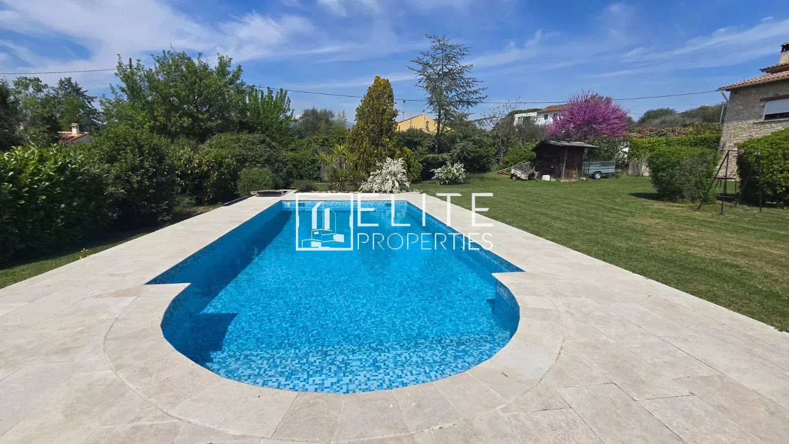 Piscine de la maison à Mouans-Sartoux Piscine d'une maison en pierre avec jardin à Mouans-Sartoux.