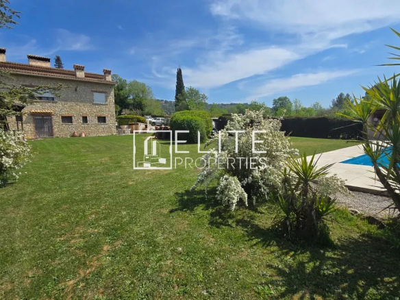 Maison en pierre avec piscine et jardin à Mouans-Sartoux, vue dégagée sur les collines.