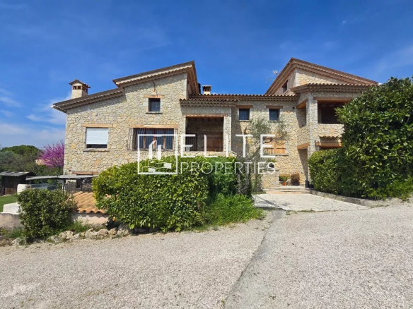 Maison en pierre de 265m² avec piscine, deux appartements et studio à Mouans-Sartoux.