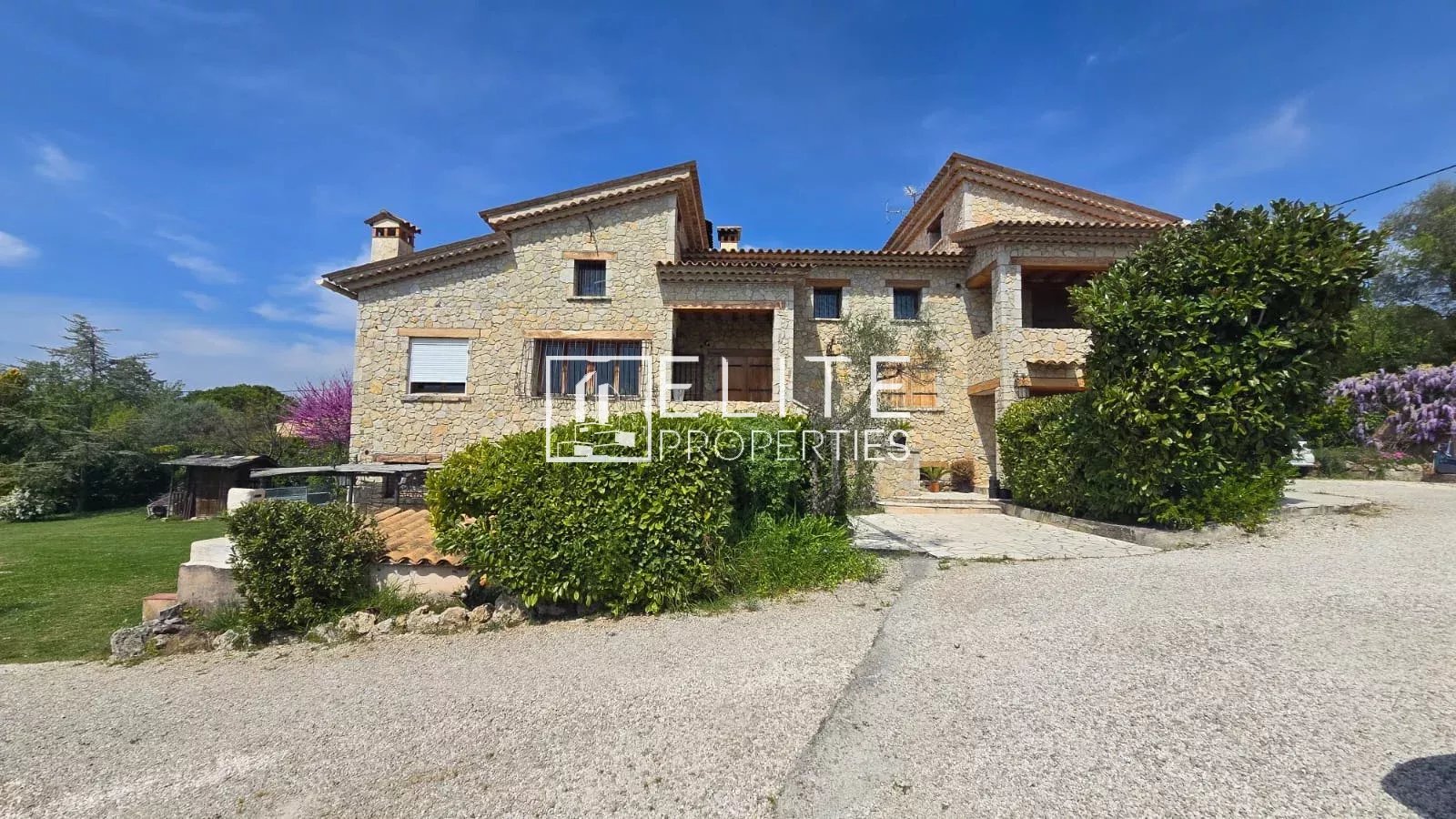Maison en pierre avec piscine à Mouans-Sartoux Maison en pierre de 265m² avec piscine, deux appartements et studio à Mouans-Sartoux.