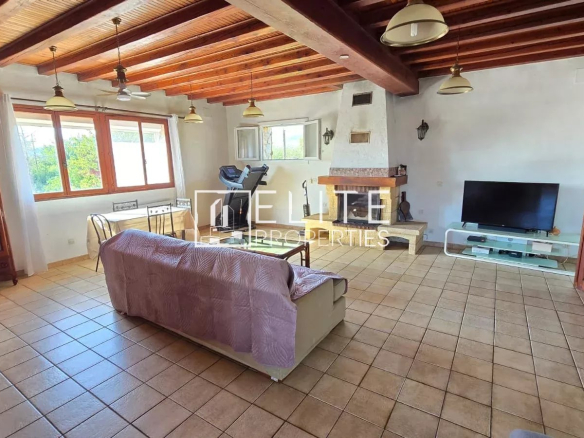 Intérieur d'une maison en pierre avec salon spacieux et cheminée à Mouans-Sartoux.