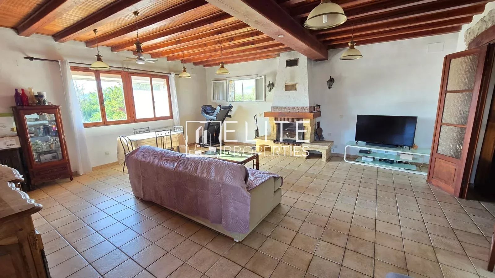 Intérieur d’une maison en pierre Intérieur d'une maison en pierre avec salon spacieux et cheminée à Mouans-Sartoux.