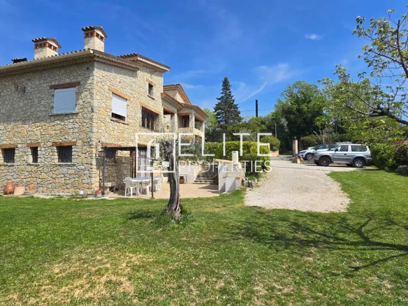 Maison en pierre de 265m² avec piscine, deux appartements et studio à Mouans-Sartoux.
