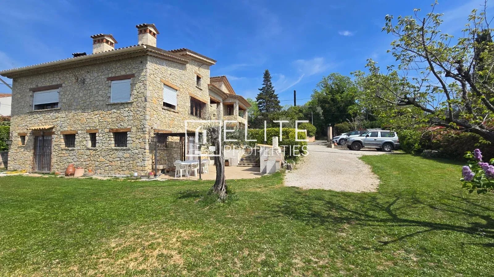 Maison en pierre avec piscine à Mouans-Sartoux Maison en pierre de 265m² avec piscine, deux appartements et studio à Mouans-Sartoux.