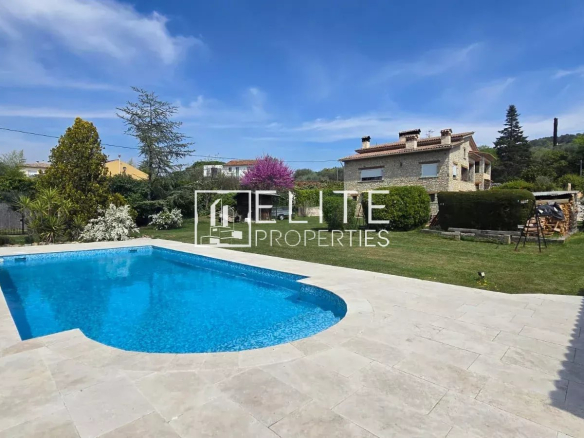 Piscine entourée d'un jardin dans une maison en pierre à Mouans-Sartoux.