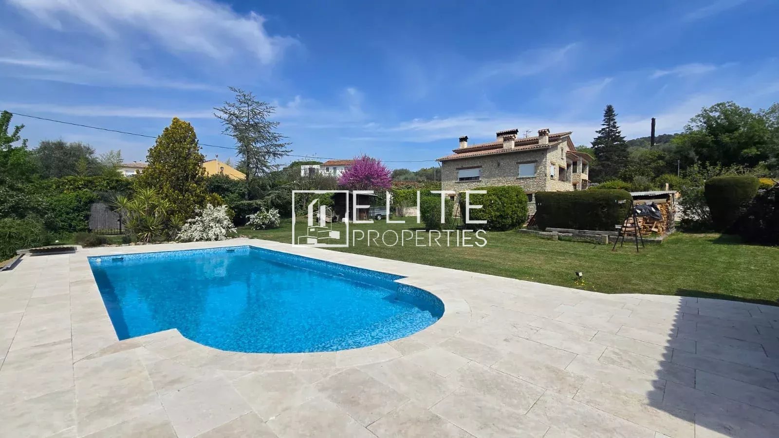 Maison en pierre avec piscine à Mouans-Sartoux Piscine entourée d'un jardin dans une maison en pierre à Mouans-Sartoux.