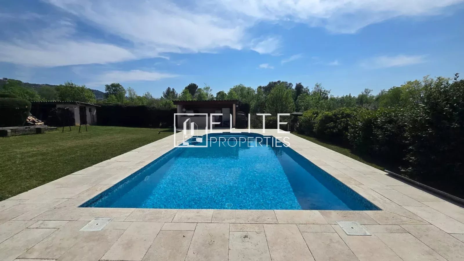 Piscine de la maison en pierre Piscine d'une maison en pierre avec jardin à Mouans-Sartoux