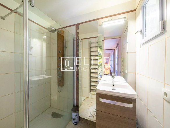 Salle de bain moderne avec douche et lavabo dans une maison à Grasse Saint-Jacques.