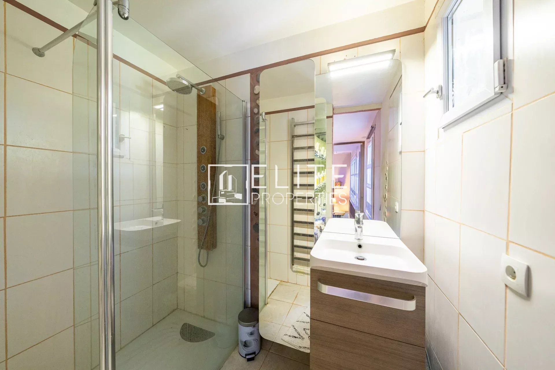Salle de bain dans une maison à Grasse Saint-Jacques Salle de bain moderne avec douche et lavabo dans une maison à Grasse Saint-Jacques.