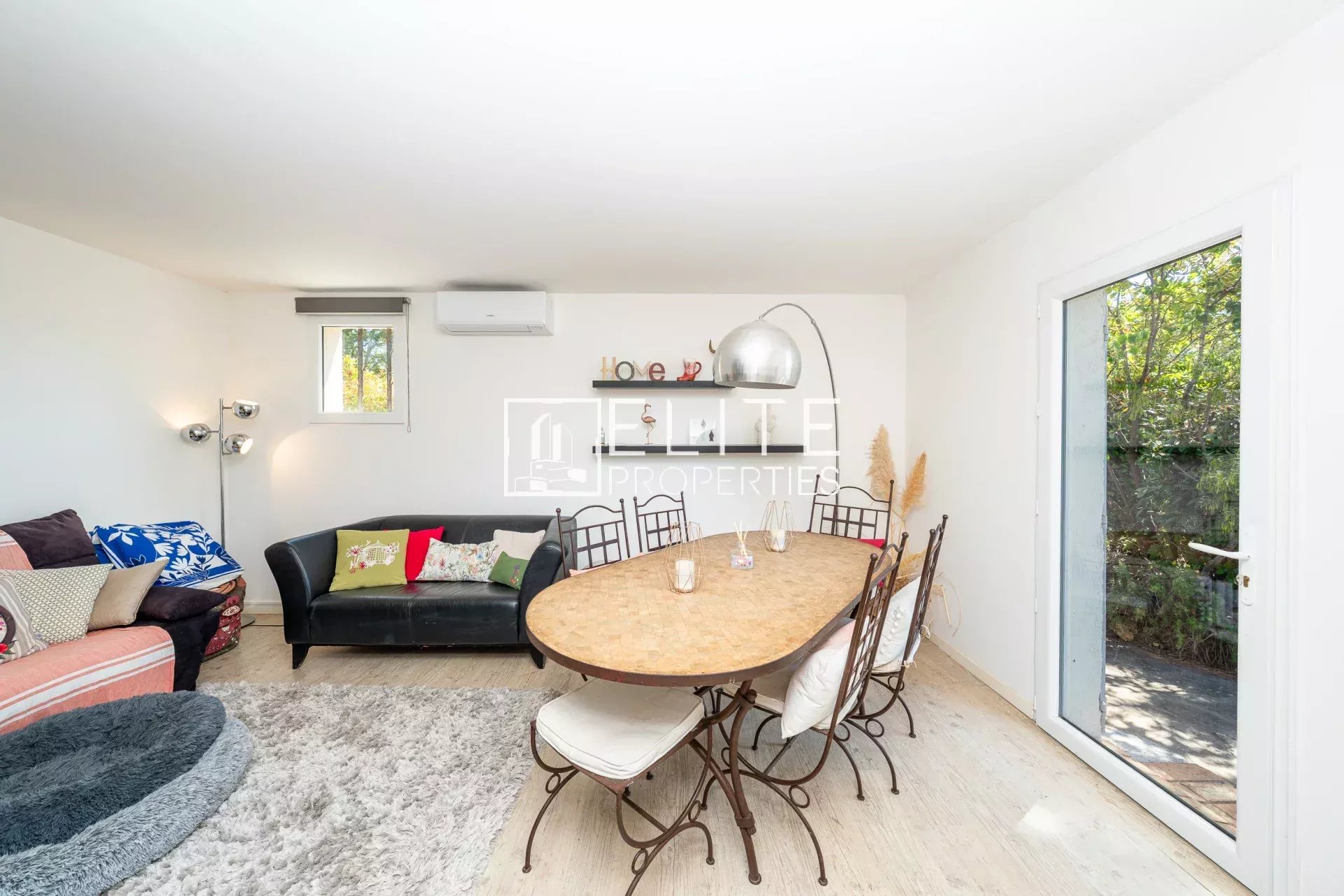 Intérieur de maison à Grasse Intérieur d'une maison à Grasse avec salon et salle à manger, mobilier moderne et lumière naturelle.