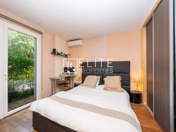 Chambre d'une maison dans un domaine privé à Grasse, avec accès à l'extérieur.