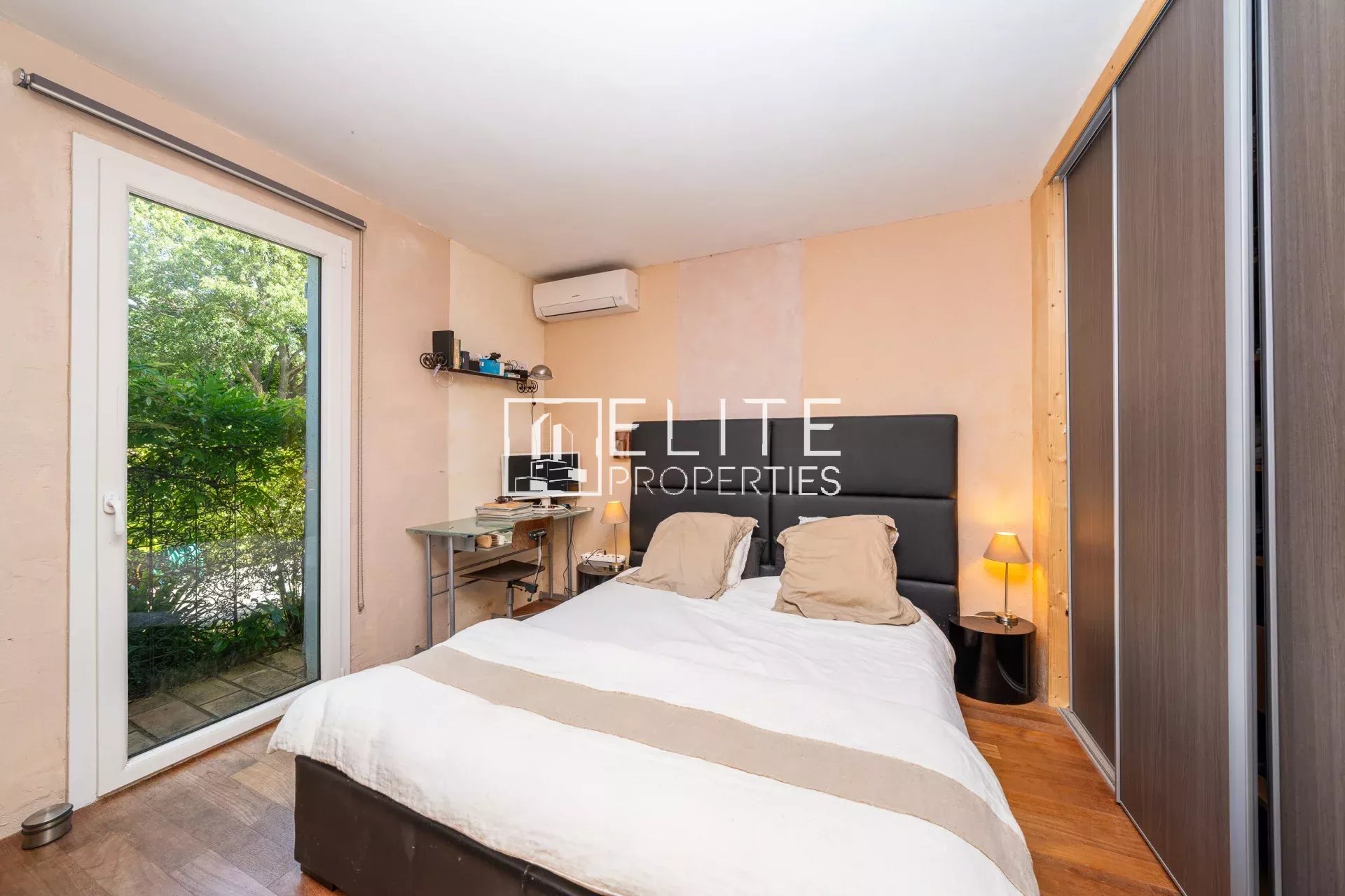 Chambre dans un domaine privé à Grasse Chambre d'une maison dans un domaine privé à Grasse, avec accès à l'extérieur.