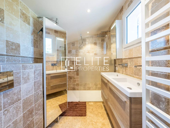 Salle de bains moderne avec douche et lavabo dans une maison à Grasse Saint-Jacques.