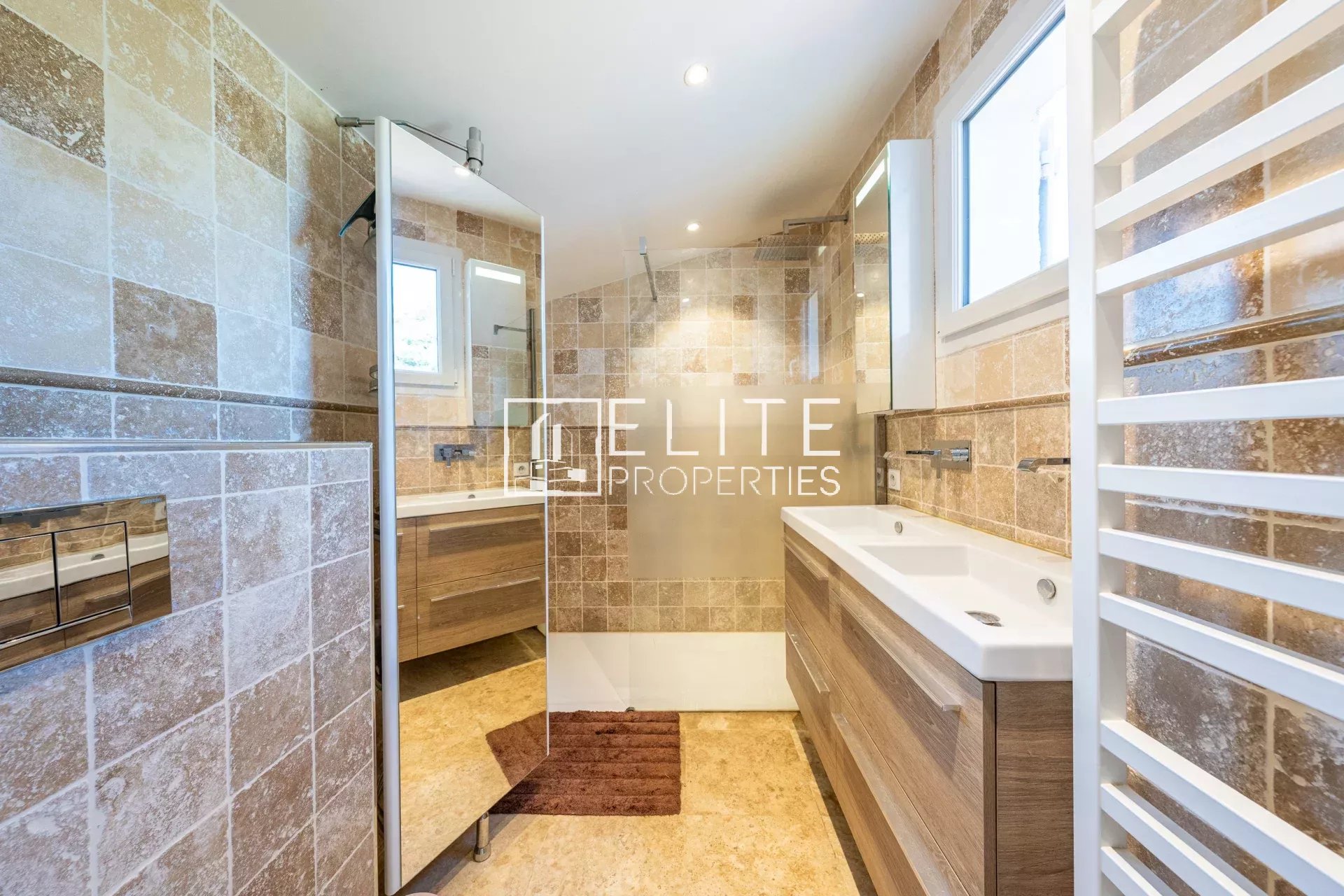Salle de bains moderne à Grasse Saint-Jacques Salle de bains moderne avec douche et lavabo dans une maison à Grasse Saint-Jacques.