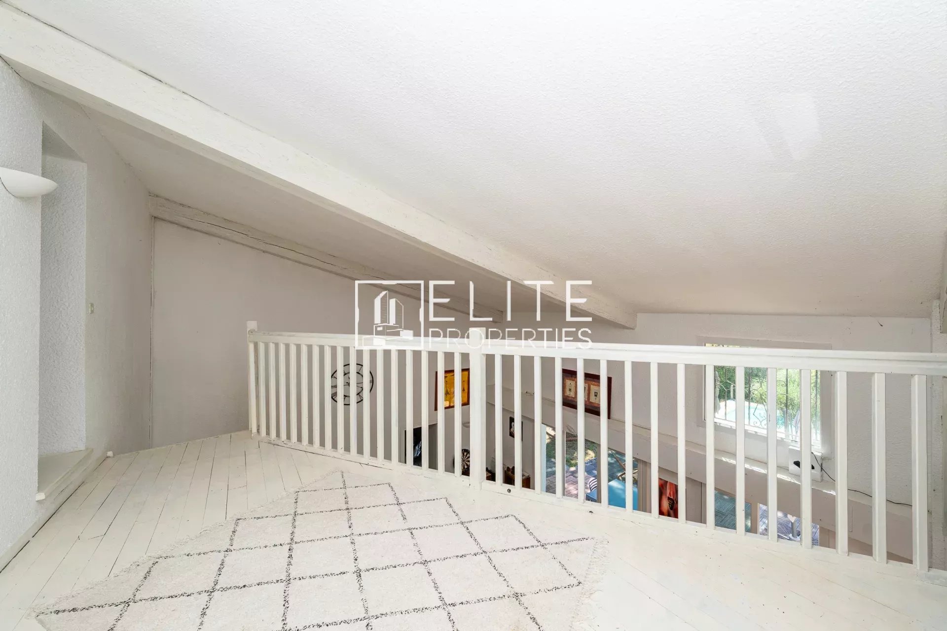 Intérieur d’une maison à Grasse Saint-Jacques Intérieur d'une maison avec un balcon et un espace de vie lumineux.