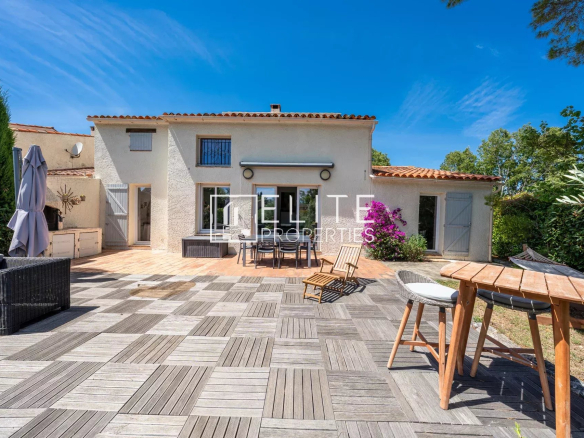 Maison jumelée avec terrasse et mobilier de jardin dans un domaine privé à Grasse.