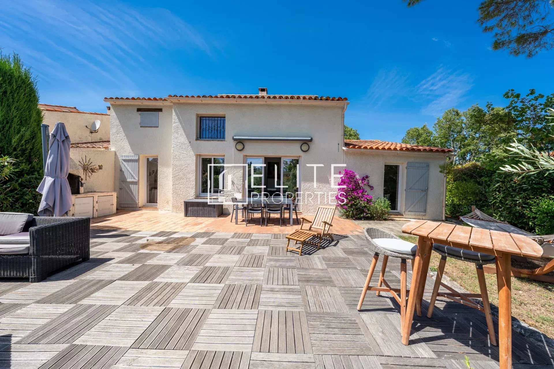 Maison à Grasse Saint-Jacques Maison jumelée avec terrasse et mobilier de jardin dans un domaine privé à Grasse.