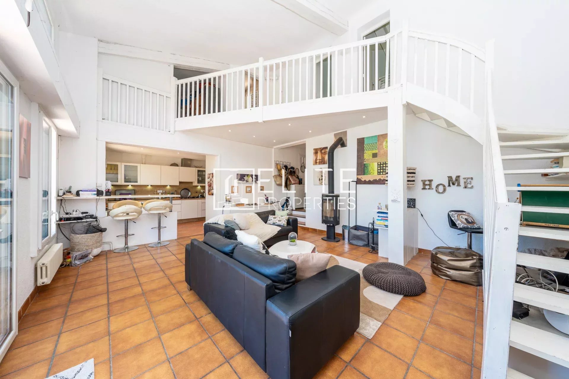 Intérieur d’une maison à Grasse Intérieur d'une maison à Grasse avec salon spacieux, cuisine ouverte et mezzanine.