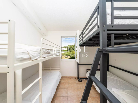 Chambre avec lits superposés dans une maison à Grasse Saint-Jacques.