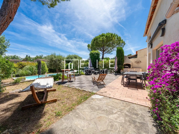 Jardin avec piscine et espace détente dans un domaine privé à Grasse Saint-Jacques