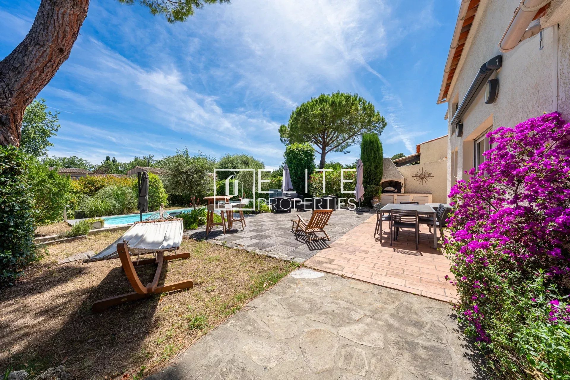 Maison avec piscine à Grasse Saint-Jacques Jardin avec piscine et espace détente dans un domaine privé à Grasse Saint-Jacques