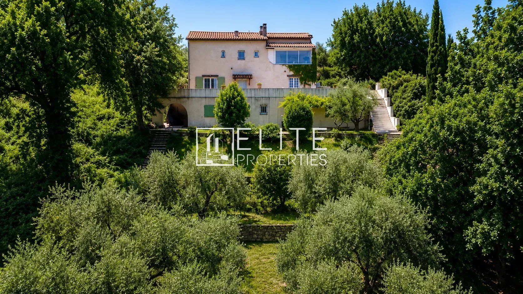 House in La Roquette-sur-Siagne Four-unit house on a 1990 m² plot surrounded by olive trees in La Roquette-sur-Siagne.