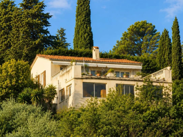 Maison à Théoule-sur-Mer, 4 pièces, vue mer, terrain en pente.