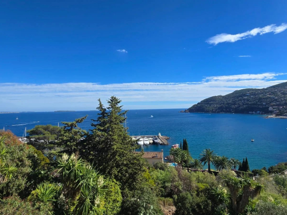 Vue panoramique sur la mer et le port depuis une maison à Théoule-sur-Mer