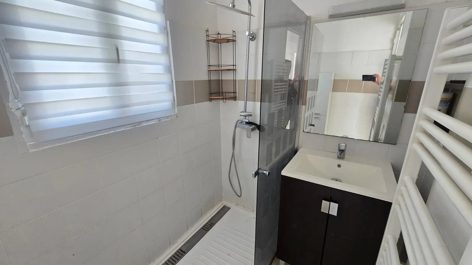 Salle de bain de la maison à Théoule-sur-Mer Salle de bain avec douche et lavabo dans une maison à Théoule-sur-Mer.