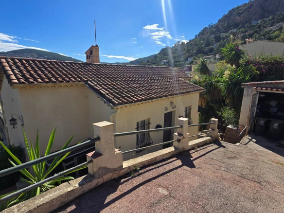 Maison à rénover de 122 m² avec vue mer à Théoule-sur-Mer, terrain de 1280 m².
