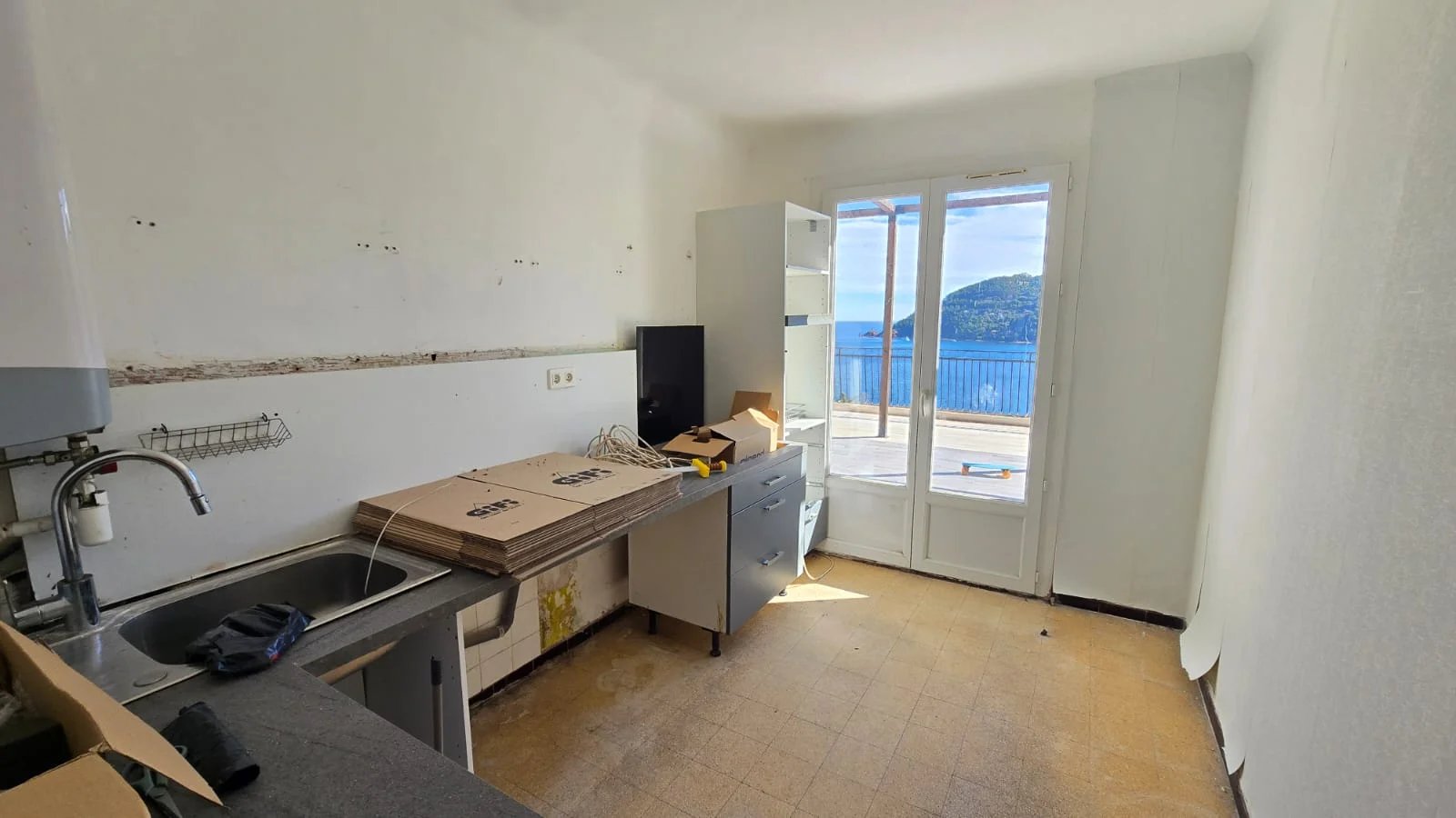Cuisine avec vue sur la mer Cuisine d'une maison à rénover avec vue sur la mer à Théoule-sur-Mer.