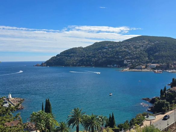 Vue panoramique sur la mer et les îles de Lérins depuis Théoule-sur-Mer.