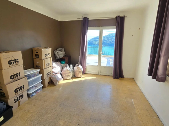 Intérieur d'une maison à rénover avec vue sur la mer, Théoule-sur-Mer.