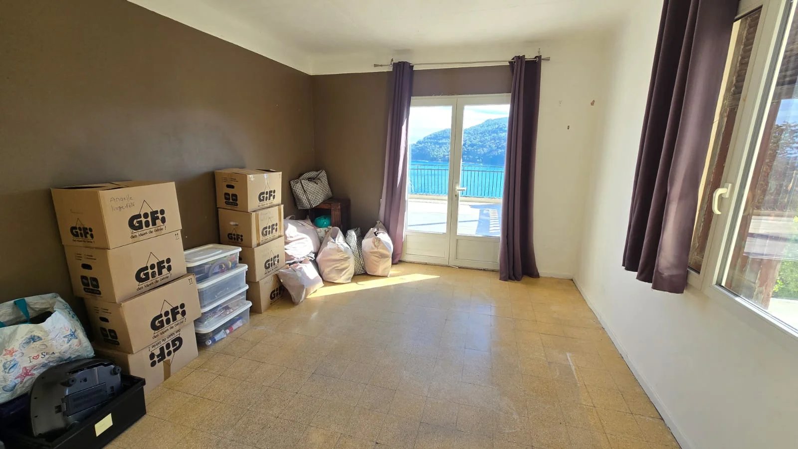 Maison à rénover avec vue mer Intérieur d'une maison à rénover avec vue sur la mer, Théoule-sur-Mer.