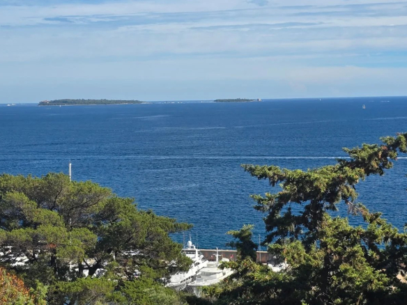 Vue panoramique sur la mer et les îles de Lérins depuis une maison à Théoule-sur-Mer.