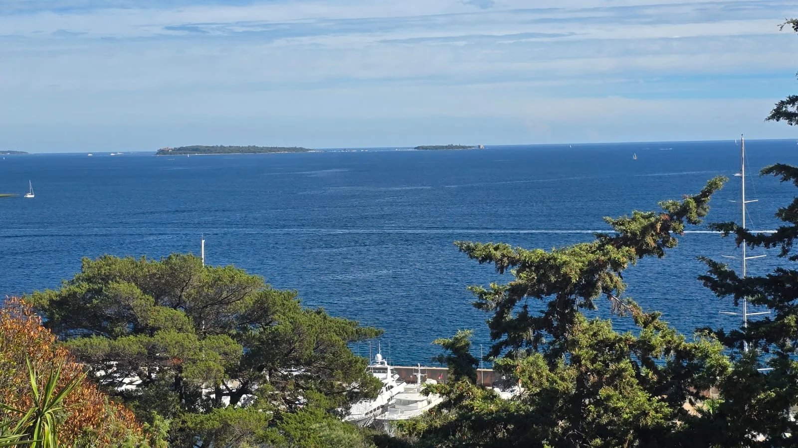 Vue sur la mer à Théoule-sur-Mer Vue panoramique sur la mer et les îles de Lérins depuis une maison à Théoule-sur-Mer.